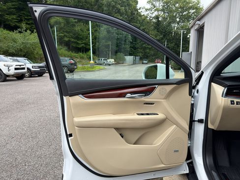 Used 2017 Cadillac XT5 Premium Luxury FWD image 9