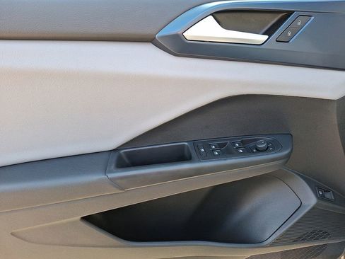 Used 2022 Volkswagen Taos SE w/ Panoramic Sunroof Package FWD image 10