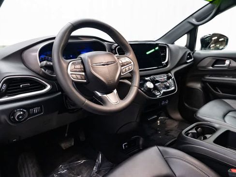 Used 2025 Chrysler Pacifica Select FWD image 24