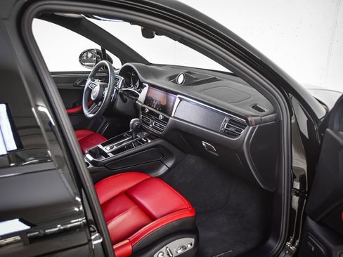 Certified 2025 Porsche Macan GTS image 26