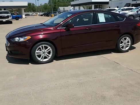 Used 2018 Ford Fusion SE w/ Fusion SE Technology Package FWD image 5
