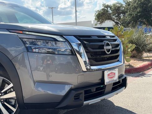 Used 2024 Nissan Pathfinder SL FWD image 3