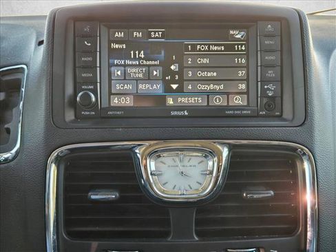 Used 2016 Chrysler Town & Country Touring-L image 11