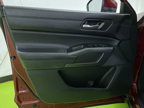 Used 2024 Nissan Pathfinder SL image 16