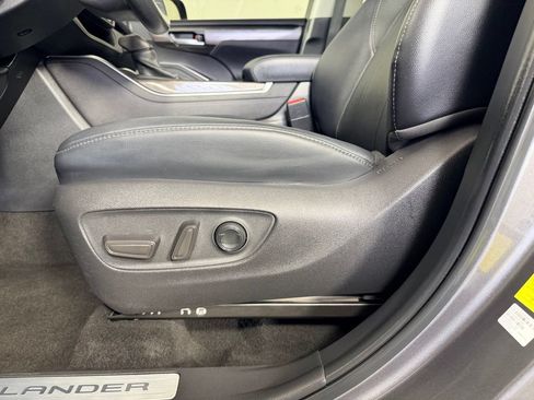 Used 2024 Toyota Highlander Limited FWD image 25