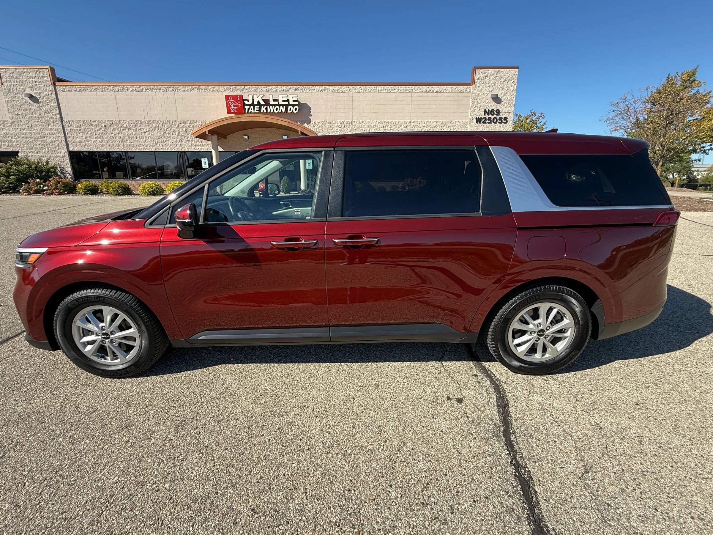 Used 2024 Kia Carnival LX FWD image 2