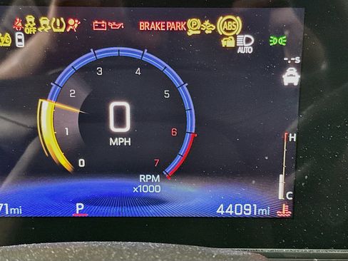 Used 2025 Chevrolet Trax LT FWD image 18