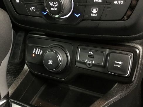 Used 2020 Jeep Renegade Latitude w/ Cold Weather Group AWD/4WD image 25