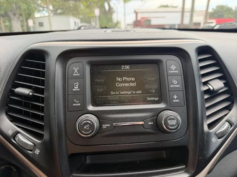 Used 2014 Jeep Cherokee Sport FWD image 24
