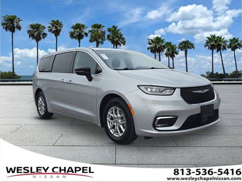 Used 2024 Chrysler Pacifica Touring-L image 1