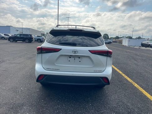 Used 2021 Toyota Highlander XLE AWD/4WD image 4