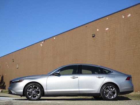 Used 2023 Honda Accord EX image 4