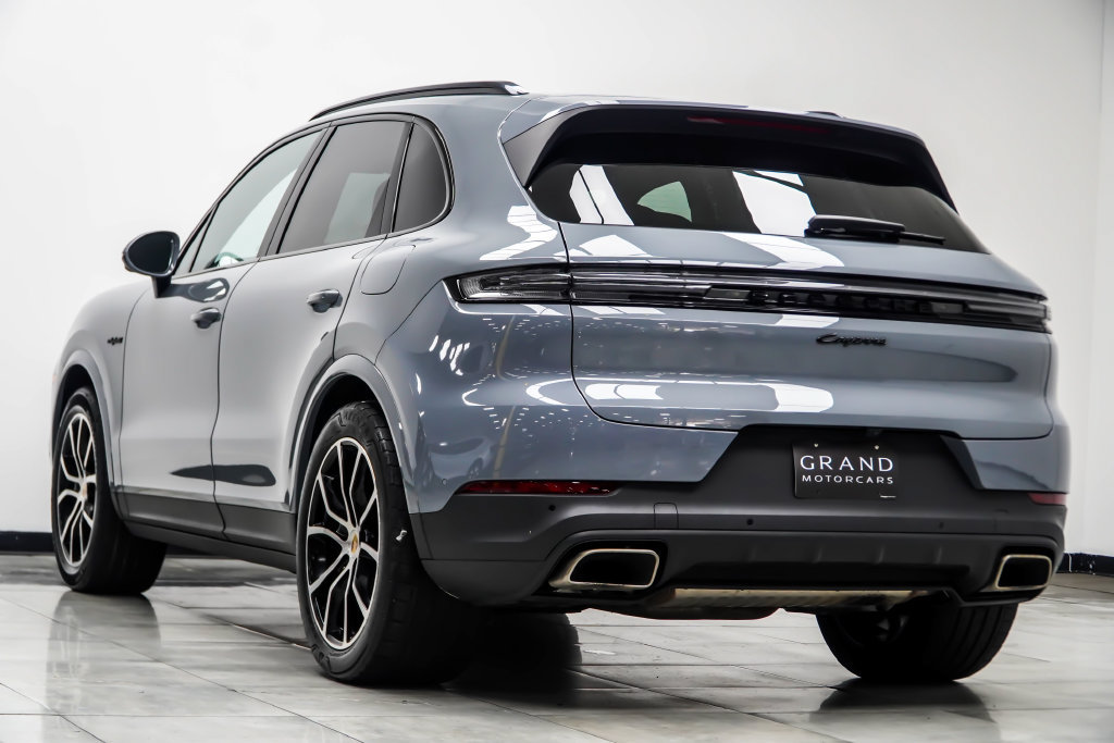Used 2024 Porsche Cayenne AWD/4WD image 16
