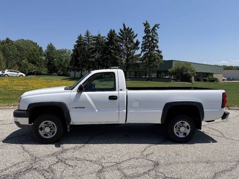 Used 2005 Chevrolet Silverado 2500 W/T RWD image 3