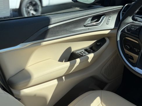 New 2025 Jeep Grand Cherokee L Limited image 17