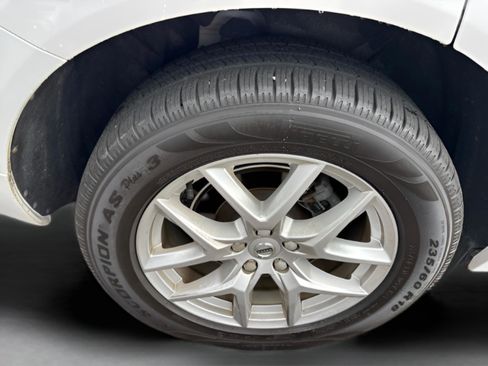 Used 2019 Volvo XC60 T5 Momentum w/ Premium Package image 32