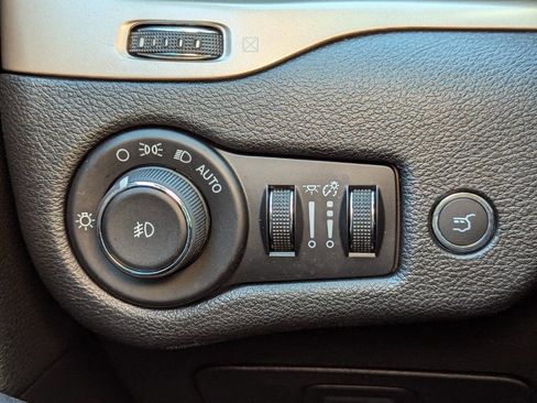 Used 2018 Jeep Cherokee Limited image 29