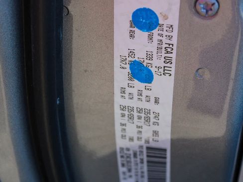 Used 2018 Chrysler Pacifica Touring-L image 21