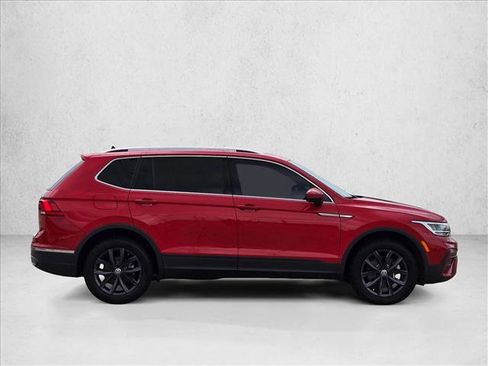 Used 2024 Volkswagen Tiguan SE w/ Panoramic Sunroof Package FWD image 4