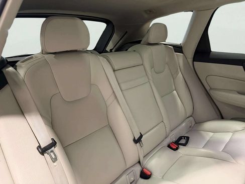 Used 2021 Volvo XC60 T5 Momentum AWD/4WD image 24