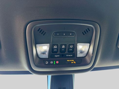 Used 2023 Chevrolet Traverse RS image 33