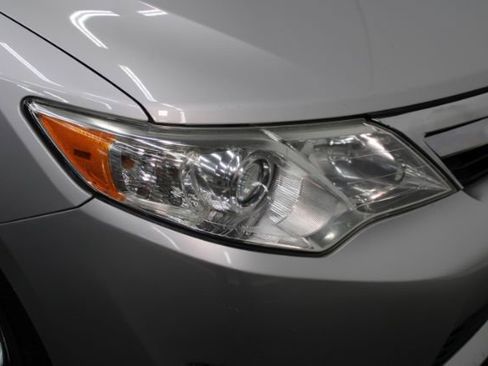 Used 2012 Toyota Camry XLE w/ Leather Pkg image 28