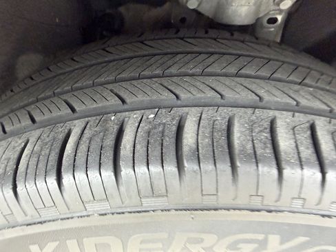 Certified 2023 Ford Explorer XLT w/ Equipment Group 202A AWD/4WD image 9