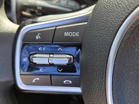 Used 2023 Kia Sorento LX image 25