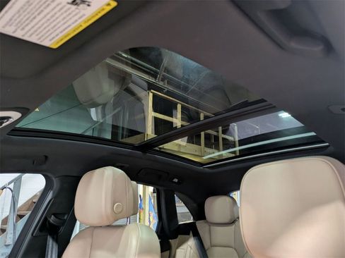 Used 2022 Porsche Macan w/ Premium Package Plus image 13