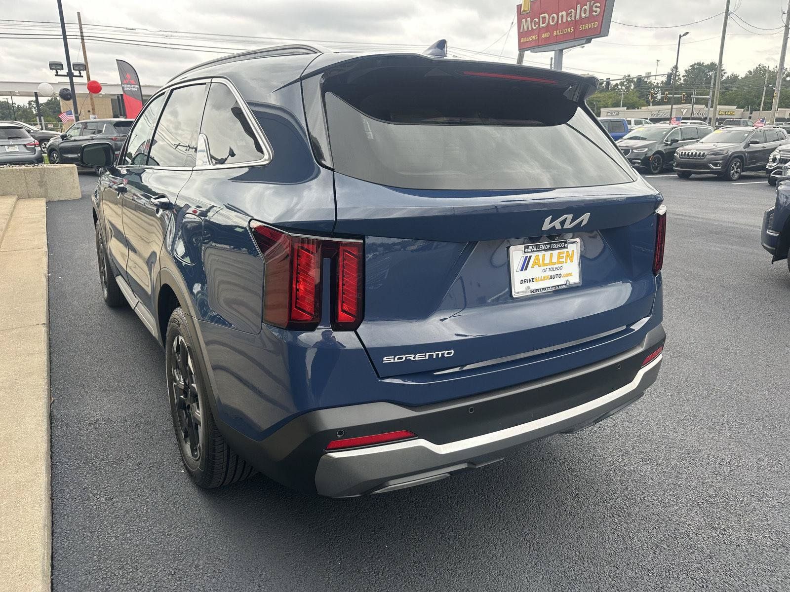 Used 2025 Kia Sorento S FWD image 9