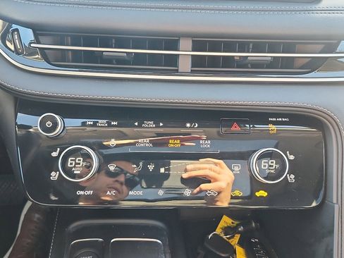 Used 2024 INFINITI QX60 Sensory image 19