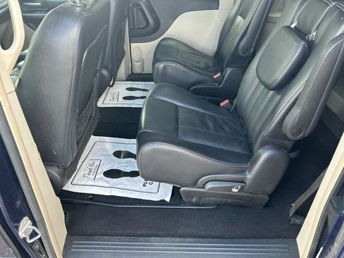 Used 2015 Chrysler Town & Country Touring-L w/ Driver Convenience Group image 9