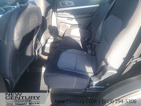Used 2017 Ford Explorer XLT AWD/4WD image 12