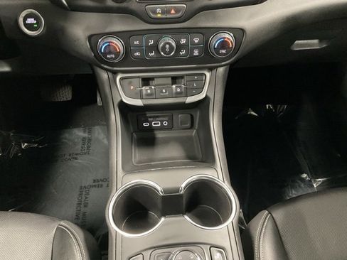 Used 2024 GMC Terrain SLT image 28