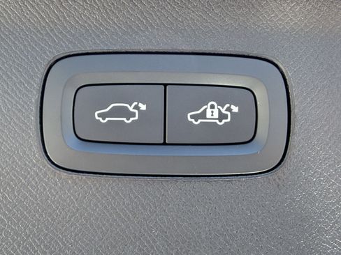 Certified 2023 Volvo XC90 B6 Ultimate w/ Protection Package Premier image 9