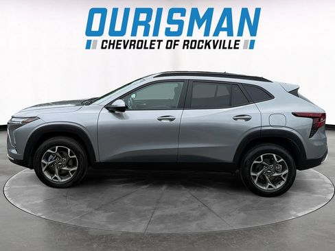 Used 2025 Chevrolet Trax LT w/ LT Convenience Package FWD image 3