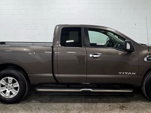 Used 2017 Nissan Titan SV image 2