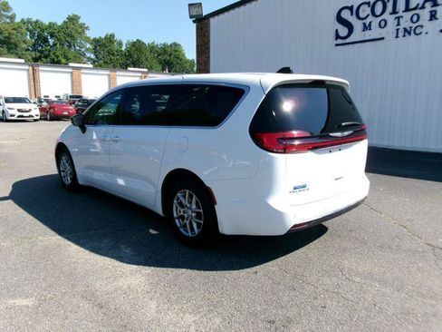 Used 2025 Chrysler Pacifica Select FWD image 8