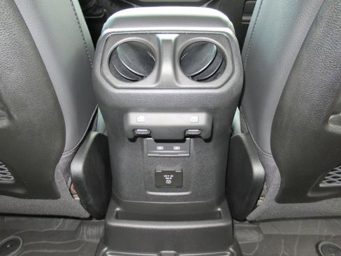 Used 2025 Jeep Wrangler Unlimited Sahara w/ Technology Group AWD/4WD image 32