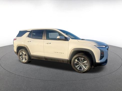 Used 2025 Chevrolet Equinox LT image 2