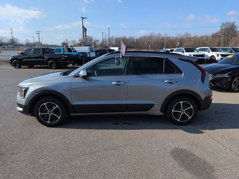 Certified 2025 Kia Niro LX image 4