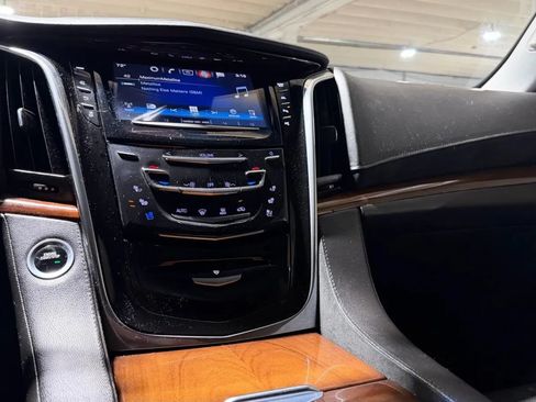 Used 2017 Cadillac Escalade ESV Luxury AWD/4WD image 17