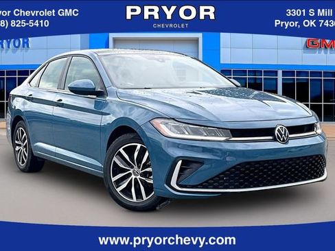 Used 2025 Volkswagen Jetta SE FWD image 1