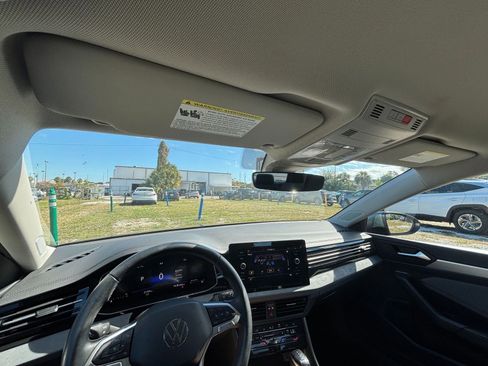 Used 2025 Volkswagen Jetta SE image 32