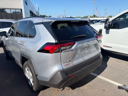 Used 2020 Toyota RAV4 XLE w/ Convenience Package FWD image 4