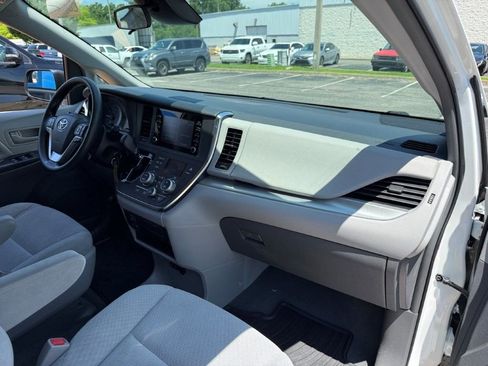Used 2019 Toyota Sienna L FWD image 18