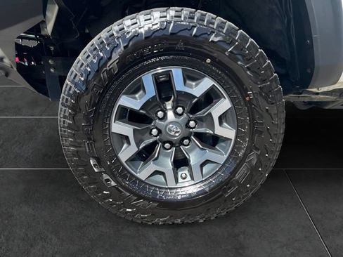 Used 2017 Toyota Tacoma TRD Off-Road w/ Premium & Technology Package AWD/4WD image 8