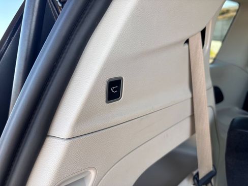 Used 2024 Chrysler Pacifica Touring-L FWD image 19