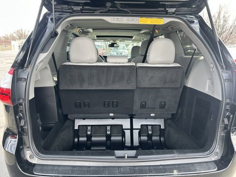 Used 2018 Toyota Sienna Limited w/ Carpet Mat Package image 22