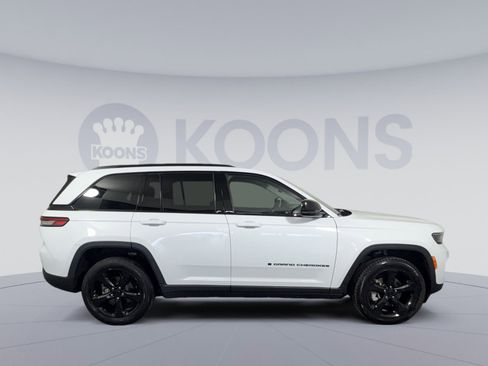 Used 2023 Jeep Grand Cherokee Limited w/ Black Appearance Package image 8